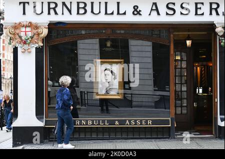 London UK 10. September 2022 - Turnbull & Asser Bekleidungsgeschäft in Jermyn St London nach dem Tod der Königin Elizabeth II. Im Alter von 96 Jahren am Donnerstag, dem 8.. September 2022 Foto aufgenommen von Simon Dack Stockfoto