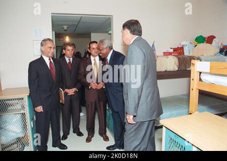 Sekretär Mel Martinez in Miami, Florida. Sekretär Mel Martinez in Miami, Florida Thema, Sekretär Mel Martinez besucht Miami, Florida, für die Teilnahme an einem zweisprachigen Rathaus-Treffen - organisiert von HUD, Fannie Mae, Freddie Mac und dem Nationalrat von La Raza -- Initiativen der Bush-Regierung im Haushaltsplan für das Geschäftsjahr 2003, die darauf abzielen, Minderheitenfamilien bei der Überwindung gemeinsamer Hindernisse zu helfen, die beim Kauf ihres ersten Heims aufgetreten sind. Die Sekretärin, die auf der Bühne von Cristina Saralegui, Moderatorin einer Show im Univision-Fernsehnetzwerk, begleitet wurde, diskutierte Initiaitves, darunter den American Dream D Stockfoto