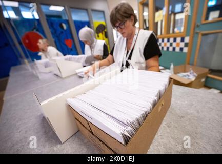 Malmö, Schweden . 11. September 2022. Die vorgezogenen Stimmzettel für die Parlamentswahlen werden von den Wahlhelfern in einem Wahllokal in Malmö, Schweden, am 11. September 2022 sortiert. Foto: Johan Nilsson/TT/Kod 50090 Kredit: TT News Agency/Alamy Live News Kredit: TT News Agency/Alamy Live News Stockfoto