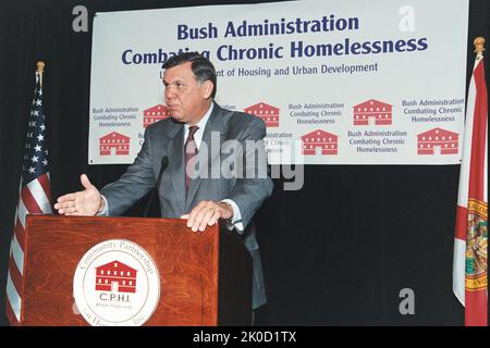 Sekretär Mel Martinez in Miami, Florida. Sekretär Mel Martinez in Miami, Florida Thema, Sekretär Mel Martinez besucht Miami, Florida, für die Teilnahme an einem zweisprachigen Rathaus-Treffen - organisiert von HUD, Fannie Mae, Freddie Mac und dem Nationalrat von La Raza -- Initiativen der Bush-Regierung im Haushaltsplan für das Geschäftsjahr 2003, die darauf abzielen, Minderheitenfamilien bei der Überwindung gemeinsamer Hindernisse zu helfen, die beim Kauf ihres ersten Heims aufgetreten sind. Die Sekretärin, die auf der Bühne von Cristina Saralegui, Moderatorin einer Show im Univision-Fernsehnetzwerk, begleitet wurde, diskutierte Initiaitves, darunter den American Dream D Stockfoto