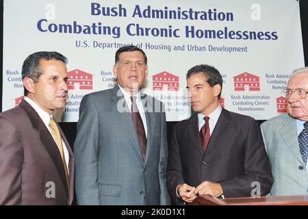 Sekretär Mel Martinez in Miami, Florida. Sekretär Mel Martinez in Miami, Florida Thema, Sekretär Mel Martinez besucht Miami, Florida, für die Teilnahme an einem zweisprachigen Rathaus-Treffen - organisiert von HUD, Fannie Mae, Freddie Mac und dem Nationalrat von La Raza -- Initiativen der Bush-Regierung im Haushaltsplan für das Geschäftsjahr 2003, die darauf abzielen, Minderheitenfamilien bei der Überwindung gemeinsamer Hindernisse zu helfen, die beim Kauf ihres ersten Heims aufgetreten sind. Die Sekretärin, die auf der Bühne von Cristina Saralegui, Moderatorin einer Show im Univision-Fernsehnetzwerk, begleitet wurde, diskutierte Initiaitves, darunter den American Dream D Stockfoto