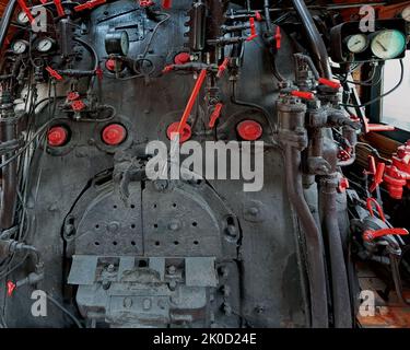 Maschinenraum einer Dampflokomotive Stockfoto