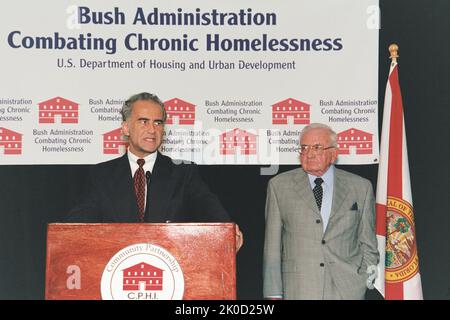 Sekretär Mel Martinez in Miami, Florida. Sekretär Mel Martinez in Miami, Florida Thema, Sekretär Mel Martinez besucht Miami, Florida, für die Teilnahme an einem zweisprachigen Rathaus-Treffen - organisiert von HUD, Fannie Mae, Freddie Mac und dem Nationalrat von La Raza -- Initiativen der Bush-Regierung im Haushaltsplan für das Geschäftsjahr 2003, die darauf abzielen, Minderheitenfamilien bei der Überwindung gemeinsamer Hindernisse zu helfen, die beim Kauf ihres ersten Heims aufgetreten sind. Die Sekretärin, die auf der Bühne von Cristina Saralegui, Moderatorin einer Show im Univision-Fernsehnetzwerk, begleitet wurde, diskutierte Initiaitves, darunter den American Dream D Stockfoto
