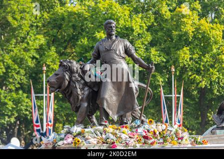 Nach dem Tod von Königin Elizabeth II. Wurden Blumen um die Bronzestatue des Victoria Memorial vor dem Buckingham Palace gelegt Schmied herstellen Stockfoto