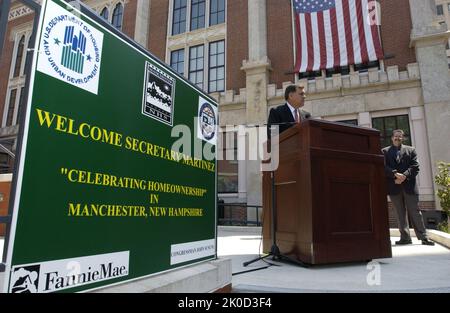 Sekretär Mel Martinez in New Hampshire. Sekretär Mel Martinez in New Hampshire Thema, Sekretär Mel Martinez bei einem Besuch in Manchester, New Hampshire, wo er sich dem New Hampshire Kongressabgeordneten John Sununu und Vertretern von Fannie Mae für eine Tour durch die Büros der Manchester Neighborhood Housing Services, Zusammen mit der Präsentation der Organisation von einem $10.000 Check für den Kauf von Computern, damit die Organisation ihre Eigenheimbesitzerberatung Programm zu erweitern. Während der Veranstaltung erkannte der Sekretär auch neue Hausbesitzer an, Domingo und Magaly Vega sowie Beth Jennison, die bereits eine war Stockfoto