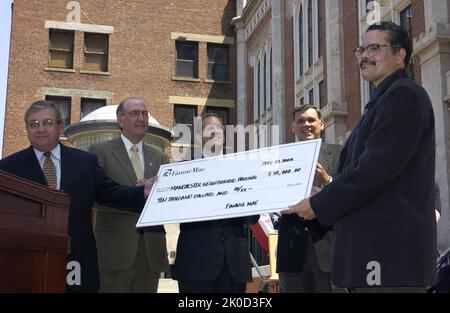 Sekretär Mel Martinez in New Hampshire. Sekretär Mel Martinez in New Hampshire Thema, Sekretär Mel Martinez bei einem Besuch in Manchester, New Hampshire, wo er sich dem New Hampshire Kongressabgeordneten John Sununu und Vertretern von Fannie Mae für eine Tour durch die Büros der Manchester Neighborhood Housing Services, Zusammen mit der Präsentation der Organisation von einem $10.000 Check für den Kauf von Computern, damit die Organisation ihre Eigenheimbesitzerberatung Programm zu erweitern. Während der Veranstaltung erkannte der Sekretär auch neue Hausbesitzer an, Domingo und Magaly Vega sowie Beth Jennison, die bereits eine war Stockfoto