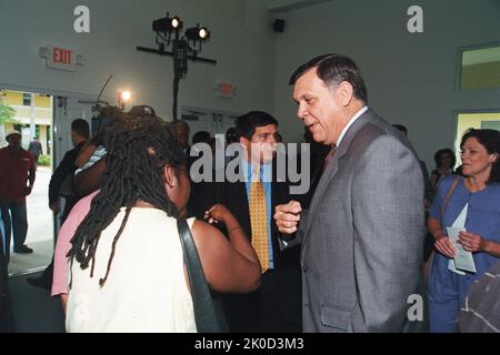 Sekretär Mel Martinez in Miami, Florida. Sekretär Mel Martinez in Miami, Florida Thema, Sekretär Mel Martinez besucht Miami, Florida, für die Teilnahme an einem zweisprachigen Rathaus-Treffen - organisiert von HUD, Fannie Mae, Freddie Mac und dem Nationalrat von La Raza -- Initiativen der Bush-Regierung im Haushaltsplan für das Geschäftsjahr 2003, die darauf abzielen, Minderheitenfamilien bei der Überwindung gemeinsamer Hindernisse zu helfen, die beim Kauf ihres ersten Heims aufgetreten sind. Die Sekretärin, die auf der Bühne von Cristina Saralegui, Moderatorin einer Show im Univision-Fernsehnetzwerk, begleitet wurde, diskutierte Initiaitves, darunter den American Dream D Stockfoto