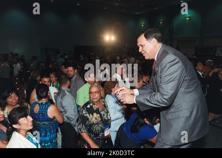 Sekretär Mel Martinez in Miami, Florida. Sekretär Mel Martinez in Miami, Florida Thema, Sekretär Mel Martinez besucht Miami, Florida, für die Teilnahme an einem zweisprachigen Rathaus-Treffen - organisiert von HUD, Fannie Mae, Freddie Mac und dem Nationalrat von La Raza -- Initiativen der Bush-Regierung im Haushaltsplan für das Geschäftsjahr 2003, die darauf abzielen, Minderheitenfamilien bei der Überwindung gemeinsamer Hindernisse zu helfen, die beim Kauf ihres ersten Heims aufgetreten sind. Die Sekretärin, die auf der Bühne von Cristina Saralegui, Moderatorin einer Show im Univision-Fernsehnetzwerk, begleitet wurde, diskutierte Initiaitves, darunter den American Dream D Stockfoto