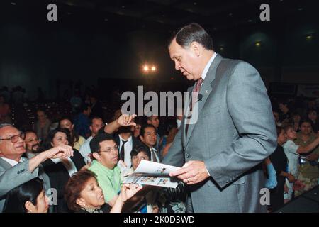 Sekretär Mel Martinez in Miami, Florida. Sekretär Mel Martinez in Miami, Florida Thema, Sekretär Mel Martinez besucht Miami, Florida, für die Teilnahme an einem zweisprachigen Rathaus-Treffen - organisiert von HUD, Fannie Mae, Freddie Mac und dem Nationalrat von La Raza -- Initiativen der Bush-Regierung im Haushaltsplan für das Geschäftsjahr 2003, die darauf abzielen, Minderheitenfamilien bei der Überwindung gemeinsamer Hindernisse zu helfen, die beim Kauf ihres ersten Heims aufgetreten sind. Die Sekretärin, die auf der Bühne von Cristina Saralegui, Moderatorin einer Show im Univision-Fernsehnetzwerk, begleitet wurde, diskutierte Initiaitves, darunter den American Dream D Stockfoto