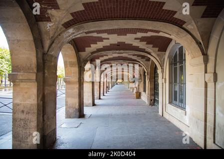 Paris, Frankreich. August 2022. Die Bögen des Place des Vosges. Hochwertige Fotos Stockfoto