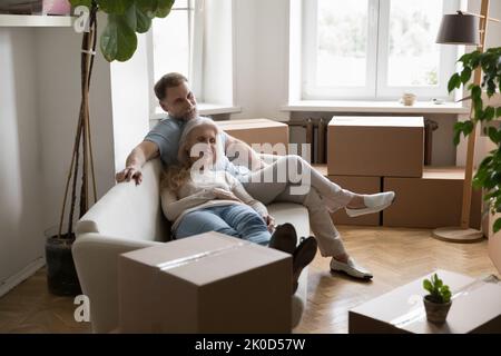 Ältere ältere ältere Paare von neuen Vermietern, Hausbesitzer ruhen auf dem Sofa Stockfoto
