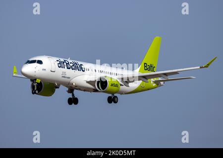 Air Baltic Airbus A220-300 (Reg.: YL-AAU) mit dem Aufkleber 100. A220. Stockfoto