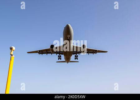 Royal Air Force Airbus A330 Voyager KC3 (A330-243MRTT) (Reg.: ZZ338) auf der Kurzfinalbahn 31 für einen Nachtstopp Stockfoto