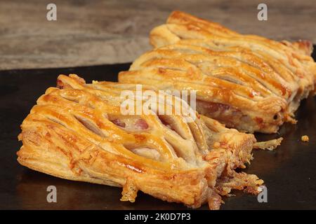 Zwei frisch gebackene Hühnchen- und Speck-Gitterpasteten Stockfoto