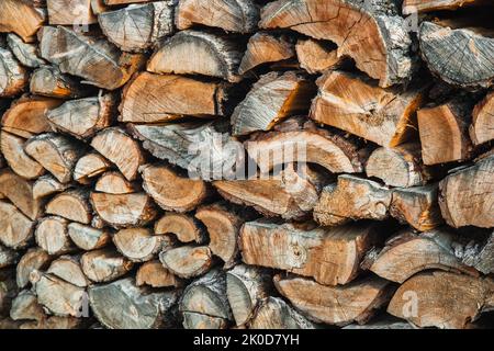 Holzstapel. Texturierter Feuerholz Hintergrund. Stapel von altem, trocken gehacktem Feuerholz Stockfoto