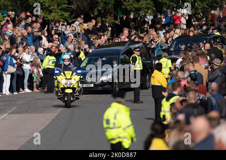 Ballater, Schottland, Großbritannien. 11.. September 2022. Sargkortege von Königin Elizabeth II. [Führt durch Ballater auf dem Weg nach Edinburgh. Ballater on Royal Deeside ist ein Dorf, das dem Balmoral Castle am nächsten liegt und sich auf der Route der Cortege befindet, die heute den Sarg von Königin Elizabeth II. Nach Edinburgh trägt. Iain Masterton/Alamy Live News Stockfoto