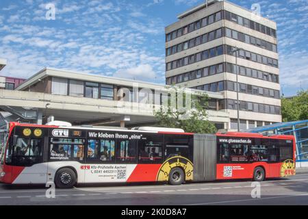 Aachen April 2022: Der Busbahnhof in der Peterstraße. Ein Bus im Vordergrund Stockfoto