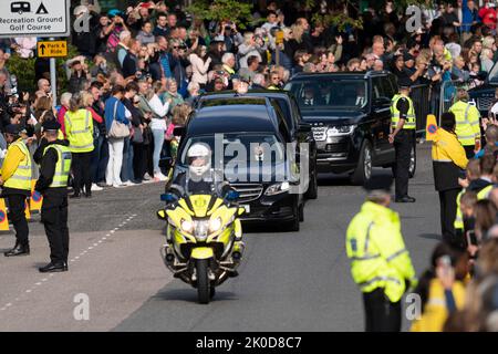 Ballater, Schottland, Großbritannien. 11.. September 2022. Sargkortege von Königin Elizabeth II. [Führt durch Ballater auf dem Weg nach Edinburgh. Ballater on Royal Deeside ist ein Dorf, das dem Balmoral Castle am nächsten liegt und sich auf der Route der Cortege befindet, die heute den Sarg von Königin Elizabeth II. Nach Edinburgh trägt. Iain Masterton/Alamy Live News Stockfoto