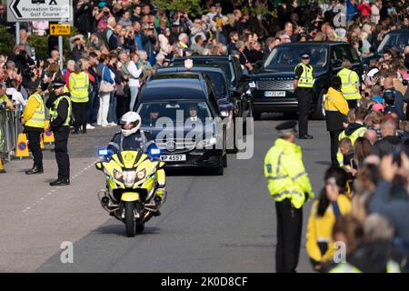 Ballater, Schottland, Großbritannien. 11.. September 2022. Sargkortege von Königin Elizabeth II. [Führt durch Ballater auf dem Weg nach Edinburgh. Ballater on Royal Deeside ist ein Dorf, das dem Balmoral Castle am nächsten liegt und sich auf der Route der Cortege befindet, die heute den Sarg von Königin Elizabeth II. Nach Edinburgh trägt. Iain Masterton/Alamy Live News Stockfoto