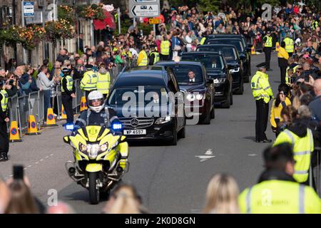 Ballater, Schottland, Großbritannien. 11.. September 2022. Sargkortege von Königin Elizabeth II. [Führt durch Ballater auf dem Weg nach Edinburgh. Ballater on Royal Deeside ist ein Dorf, das dem Balmoral Castle am nächsten liegt und sich auf der Route der Cortege befindet, die heute den Sarg von Königin Elizabeth II. Nach Edinburgh trägt. Iain Masterton/Alamy Live News Stockfoto