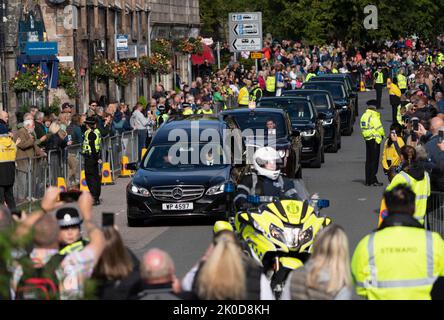 Ballater, Schottland, Großbritannien. 11.. September 2022. Sargkortege von Königin Elizabeth II. [Führt durch Ballater auf dem Weg nach Edinburgh. Ballater on Royal Deeside ist ein Dorf, das dem Balmoral Castle am nächsten liegt und sich auf der Route der Cortege befindet, die heute den Sarg von Königin Elizabeth II. Nach Edinburgh trägt. Iain Masterton/Alamy Live News Stockfoto