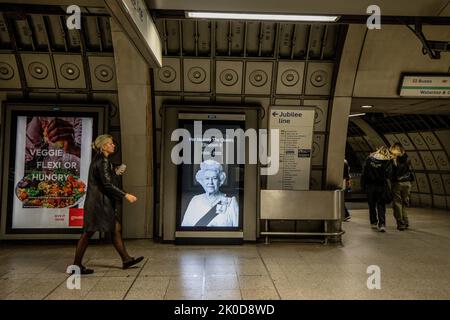 London, Großbritannien. 10. September 2022. Auf der Werbetafel an der Londoner U-Bahn-Station wurde das Porträt von Königin Elizabeth II. Gezeigt, um Queen für ihre Verdienste um das Land und ihr Reich Tribut zu zahlen. Kredit: SOPA Images Limited/Alamy Live Nachrichten Stockfoto