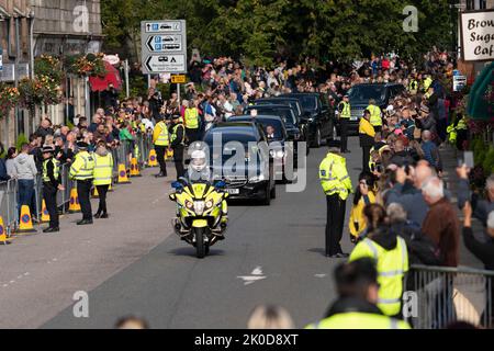 Ballater, Schottland, Großbritannien. 11.. September 2022. Sargkortege von Königin Elizabeth II. [Führt durch Ballater auf dem Weg nach Edinburgh. Ballater on Royal Deeside ist ein Dorf, das dem Balmoral Castle am nächsten liegt und sich auf der Route der Cortege befindet, die heute den Sarg von Königin Elizabeth II. Nach Edinburgh trägt. Iain Masterton/Alamy Live News Stockfoto