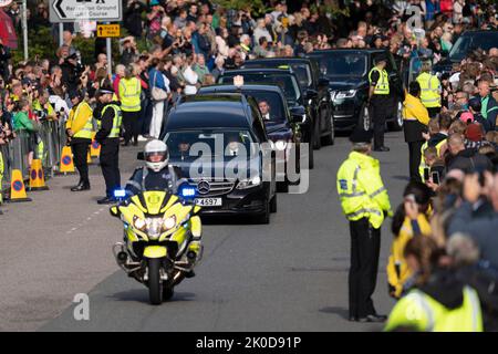 Ballater, Schottland, Großbritannien. 11.. September 2022. Sargkortege von Königin Elizabeth II. [Führt durch Ballater auf dem Weg nach Edinburgh. Ballater on Royal Deeside ist ein Dorf, das dem Balmoral Castle am nächsten liegt und sich auf der Route der Cortege befindet, die heute den Sarg von Königin Elizabeth II. Nach Edinburgh trägt. Iain Masterton/Alamy Live News Stockfoto