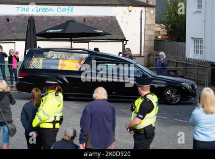 Ballater, Schottland, Großbritannien. 11.. September 2022. Sargkortege von Königin Elizabeth II. [Führt durch Ballater auf dem Weg nach Edinburgh. Ballater on Royal Deeside ist ein Dorf, das dem Balmoral Castle am nächsten liegt und sich auf der Route der Cortege befindet, die heute den Sarg von Königin Elizabeth II. Nach Edinburgh trägt. Iain Masterton/Alamy Live News Stockfoto