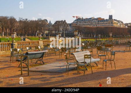 Stühle des Jardin du Luxembourg . Leere Bänke des französischen Parks Stockfoto