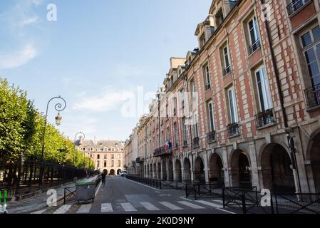 Paris, Frankreich. August 2022. Die Arkaden am Place des Vosges, Marais-Viertel, Paris. Hochwertige Fotos Stockfoto