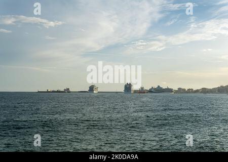 Gesamtansicht des Hafens von Palma de Mallorca, mit im Hintergrund angedockten Kreuzfahrtschiffen, bei Sonnenuntergang Stockfoto