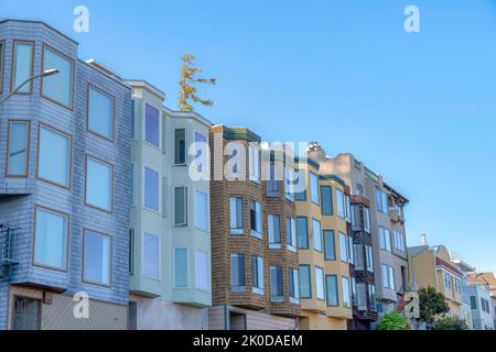 Kleine Mehrfamilienhäuser mit unterschiedlichen Wandsidierungen und Fensterstrukturen in San Francisco, CA. Reihe von Wohnhäusern mit traditionellen Designs Stockfoto