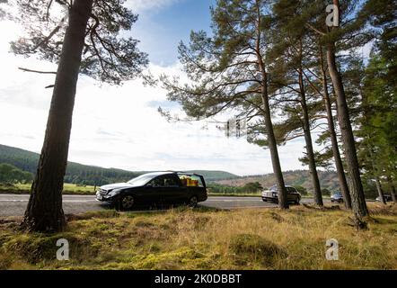 Balmoral, Schottland, Großbritannien. 11.. September 2022. Balmoral, Großbritannien. Ihre Majestät der Sarg von QueenÕs itÕs verlässt Balmoral auf der Reise zum Holyrood House, Edinburgh, in einem Leichenwagen. Quelle: Doug Peters/EMPICS/Alamy Live News Stockfoto