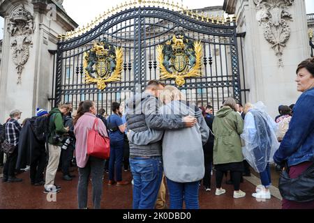 LONDON, 8.. SEPTEMBER 2022, Hunderte versammeln sich vor dem Buckingham Palace vor der Ankündigung des Todes von Königin Elizabeth II. Stockfoto