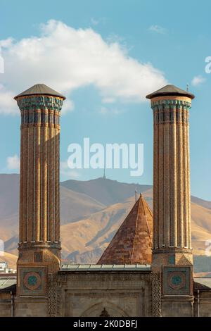 Double Minaret Madrasa (Türkisch: Çifte Minareli Medrese) . Erzurum befindet sich in der Türkei. Die Madrasa wurde während der Seldschuken-Zeit gebaut. Es ist eines von Stockfoto