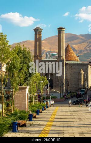 Double Minaret Madrasa (Türkisch: Çifte Minareli Medrese) . Erzurum befindet sich in der Türkei. Die Madrasa wurde während der Seldschuken-Zeit gebaut. Es ist eines von Stockfoto