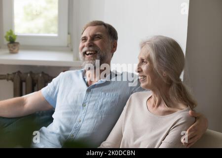 Fröhliche liebevolle Rentner reifes Paar genießen Freizeit, Dating zu Hause Stockfoto