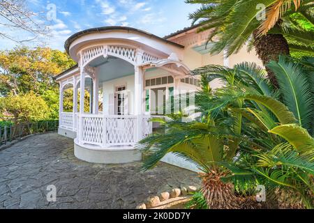 nagasaki, kyushu - 13 2021. dezember: Eingang der ehemaligen Residenz des Präsidenten des Landgerichts Nagasaki, die 1883 in der Handschuh gegründet wurde Stockfoto