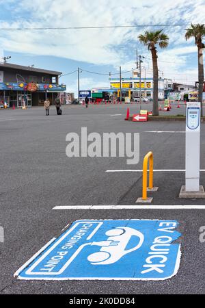 chiba, japan - juli 18 2022: EV-Schnellladepunkt-Aufkleber auf Asphalt für Elektroautos auf dem Parkplatz des Tokyo Bay Fährenterminals in Kanay Stockfoto