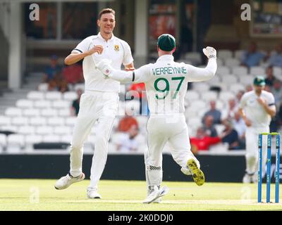 London, Großbritannien. 11. September 2022. Marco Jansen von der South AFICA feiert sein 5. Wicket of England's Ben Foakes (Surrey) während der Test Match Series (Tag 4 von 5 ) Spiel zwischen England und Südafrika auf dem Kia Oval Ground, am 101H. September 2022 in London, Großbritannien. Quelle: Action Foto Sport/Alamy Live News Stockfoto