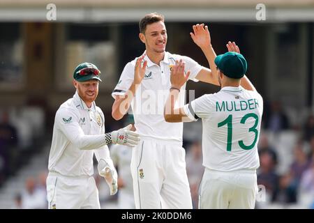 Der Südafrikaner Marco Jansen feiert, nachdem er Englands Ben Foakes mit Kyle Verreynne und Wiaan Mulder während des LV= Insurance Test Matches England gegen Südafrika im Kia Oval, London, Großbritannien, 11.. September 2022, entlässt hat (Foto by Ben Whitley/News Images) Stockfoto