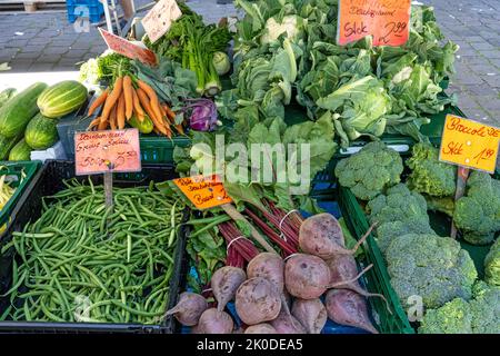 Grüne Bohnen, Rote Beete, Brokkoli und anderes Gemüse zum Verkauf auf einem Markt Stockfoto