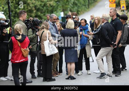 Die schwedische Premierministerin und Vorsitzende der Sozialdemokratischen Partei Magdalena Andersson spricht am Wahltag, den 11. September 2022, in einem Wahllokal in Nacka bei Stockholm, Schweden, mit Journalisten. Foto: Ali Lorestani/TT kod 11950 Quelle: TT News Agency/Alamy Live News Stockfoto