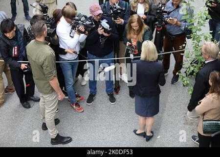 Die schwedische Premierministerin und Vorsitzende der Sozialdemokratischen Partei Magdalena Andersson spricht am Wahltag, den 11. September 2022, in einem Wahllokal in Nacka bei Stockholm, Schweden, mit Journalisten. Foto: Ali Lorestani/TT kod 11950 Quelle: TT News Agency/Alamy Live News Stockfoto