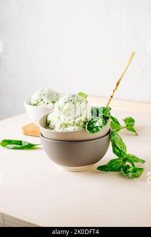 Basilikum-Eis in einer Schüssel. Erfrischendes Dessert im Sommer. Stockfoto