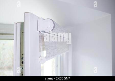 Nahaufnahme Mechanismus der Tnaninny Rollos in Innenräumen. Duo Fensterrollensystem Tag und Nacht Stockfoto