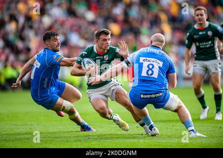 LONDON, GROSSBRITANNIEN. 10., 2022. September. Ben White von London Irish (Mitte) wird von Matt Kvesic von den Worcester Warriors (rechts) und Cameron Neild von den Worcester Warriors (Capt.) angegangen. (Links) während der Gallagher Premiership Rugby Match Runde 1 zwischen London Irish und Worcester Warriors am Samstag, den 10. September 2022 im Community Stadium. LONDON, ENGLAND. Kredit: Taka G Wu/Alamy Live Nachrichten Stockfoto