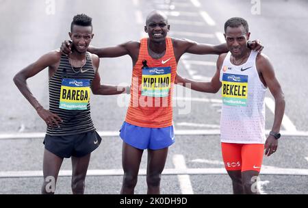 Der Elite Men-Rennsieger Jacob Kiplimo mit dem zweitplatzierten Selemon Barega und dem drittplatzierten Kenenisa Bekele beim Great North Run durch Newcastle upon Tyne, Gateshead und South Shields. Bilddatum: Sonntag, 11. September 2022. Stockfoto