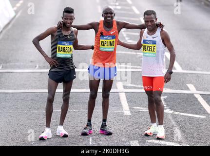 Der Elite Men-Rennsieger Jacob Kiplimo mit dem zweitplatzierten Selemon Barega und dem drittplatzierten Kenenisa Bekele beim Great North Run durch Newcastle upon Tyne, Gateshead und South Shields. Bilddatum: Sonntag, 11. September 2022. Stockfoto